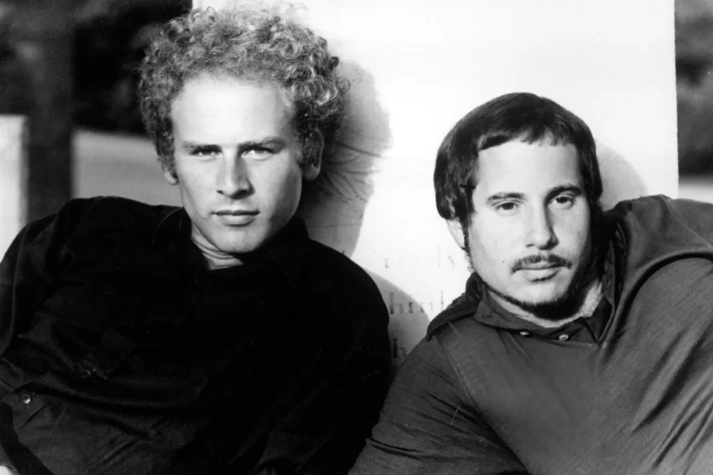 Die Bedeutung hinter „Bridge Over Troubled Water“ von Simon & Garfunkel bridge over troubled water