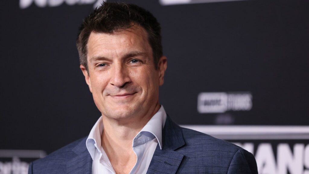 Ist Nathan Fillion verheiratet? Ein Blick auf den Schauspieler, der Berichten zufolge zweimal verlobt war und Single bleibt nathan fillion