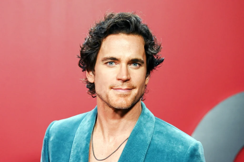 „Unser Ältester kam uns als heterosexuell vor“, erzählte Matt Bomer, wie die Elternschaft mit Simon Halls ihre drei Söhne geprägt hat Matt Bomer