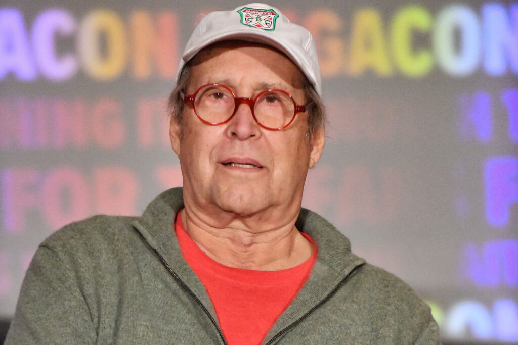 Chevy Chase gibt John Belushi die Schuld an seinem Zusammenstoß mit Bill Murray hinter der Bühne bei „Saturday Night Live“ Chevy Chase