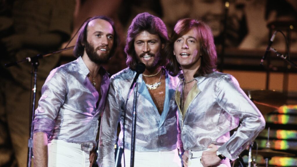 Fakten über die Bee Gees: Gibb-Brüder, größte Songs, Trennungen, ihr Name und weitere Fakten enthüllt Bee Gees