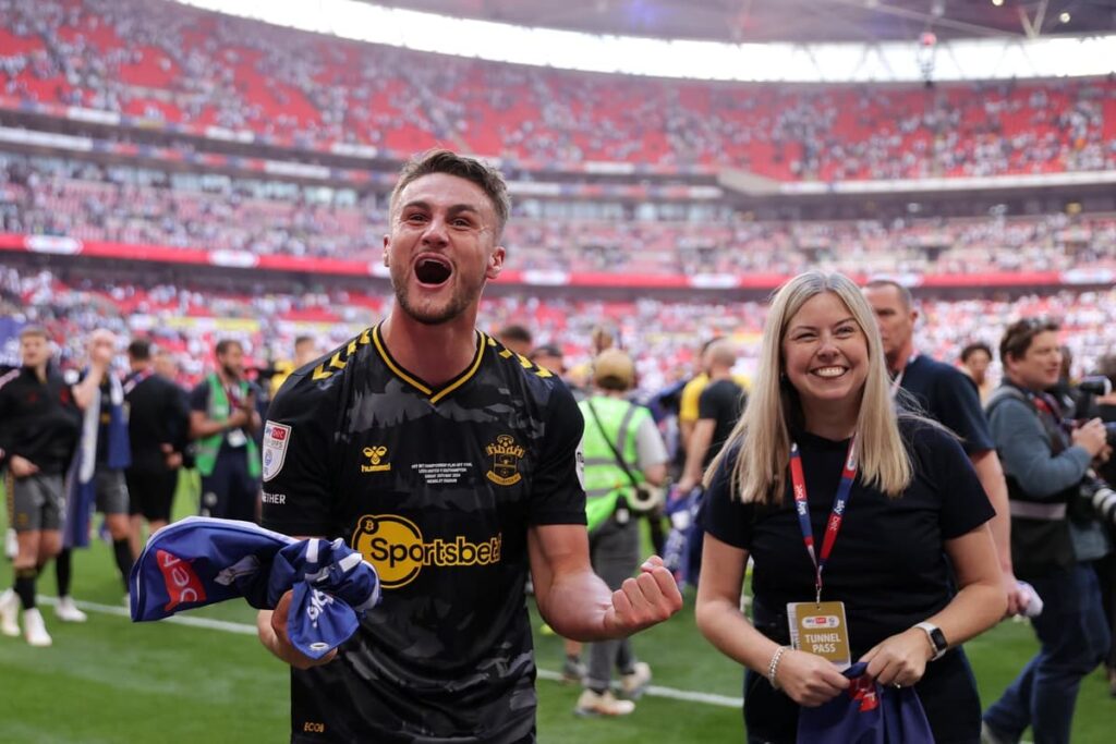 Wer ist Taylor Harwood-Bellis‘ Verlobte? Leah Keanes Eltern und Beziehungsgeschichte taylor harwood-bellis