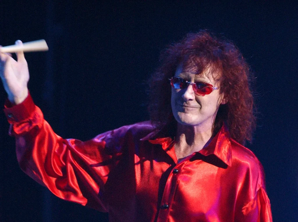 Colin Burgess: Der erste Schlagzeuger von AC/DC stirbt im Alter von 77 Jahren; die Band zollt dem „angesehenen Musiker“ von Herzen Tribut. colin burgess