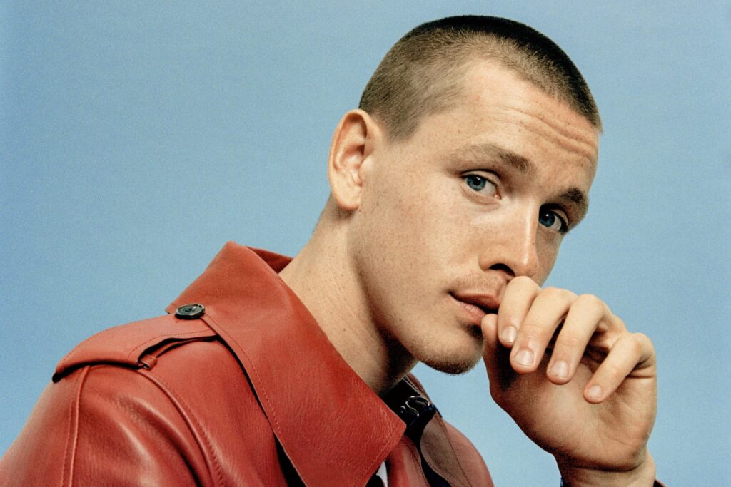 Wer ist Harris Dickinsons Freundin? Rose Grays Berufs- und Beziehungsgeschichte harris dickinson