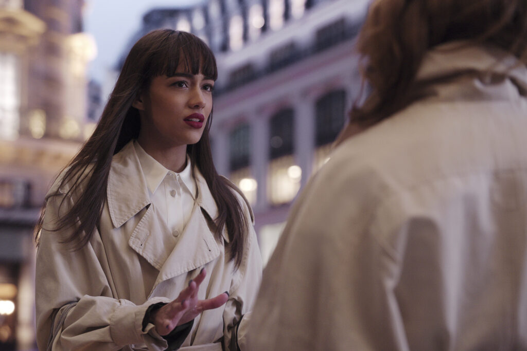 Alles über Thalia Besson, die Schauspielerin hinter Genevieve aus „Emily in Paris“. thalia besson